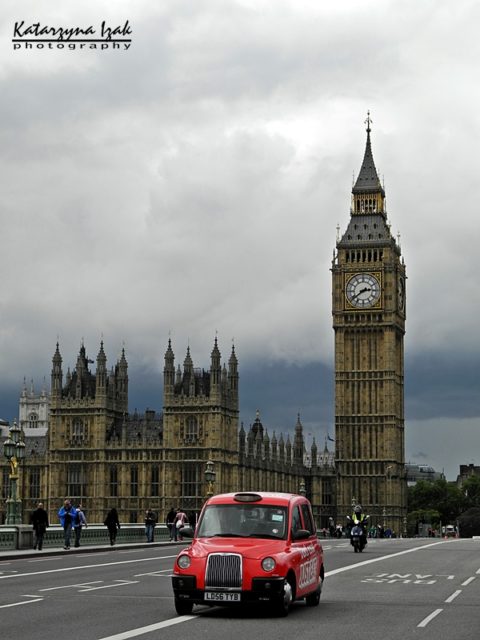 Londyńska taksówka i Elizabeth Tower (Big Ben)