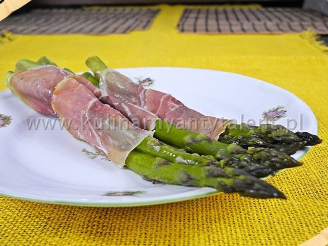 Szparagi zapiekane w folii